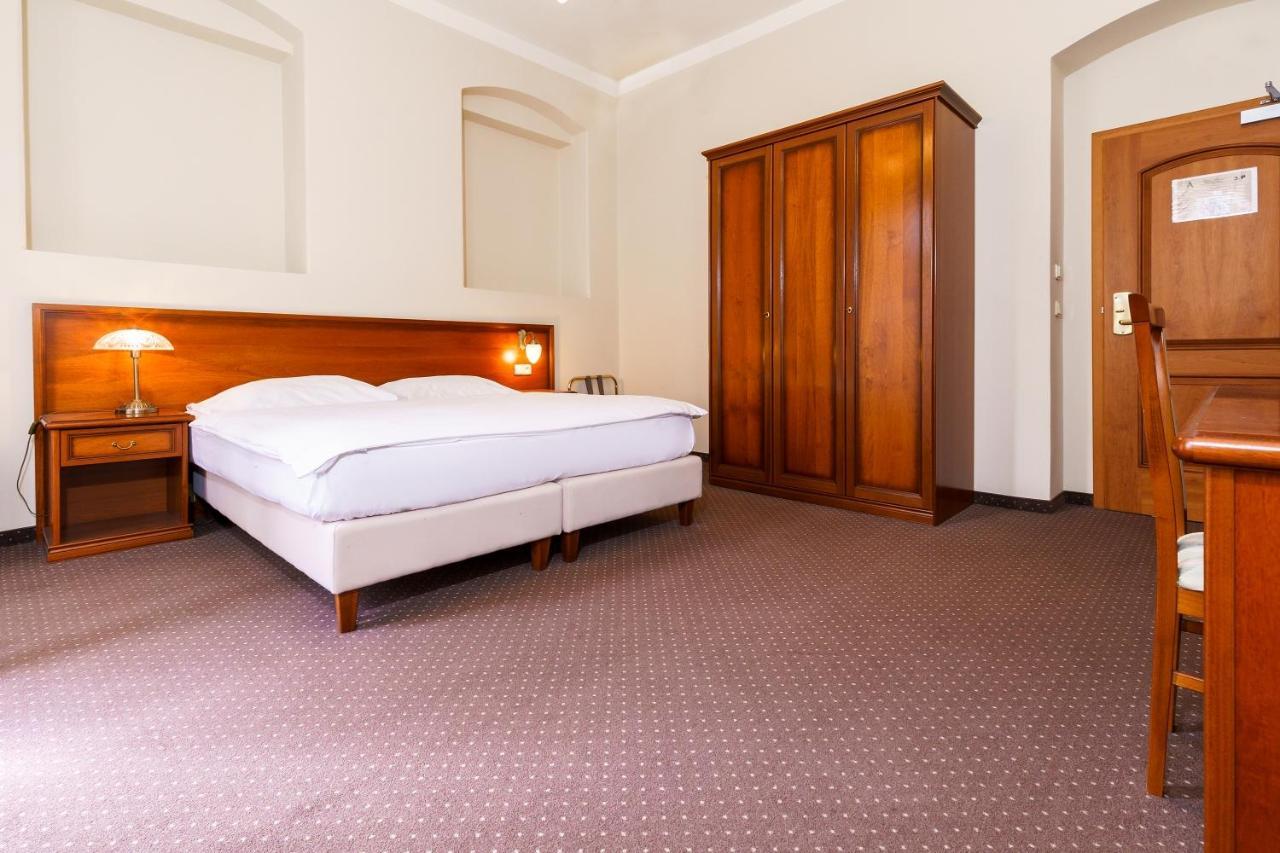 Hotel Belle Alliance การ์โลวีวารี ภายนอก รูปภาพ