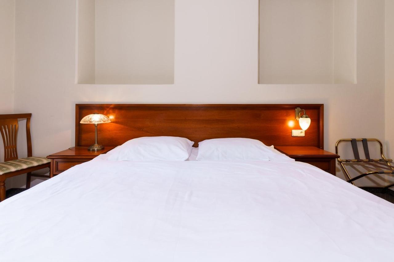Hotel Belle Alliance การ์โลวีวารี ภายนอก รูปภาพ